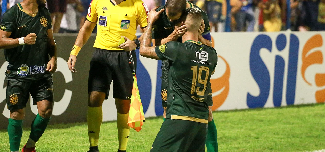 Betinho sendo abraçado