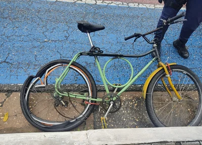 Bicicleta ficou danificada após colisão