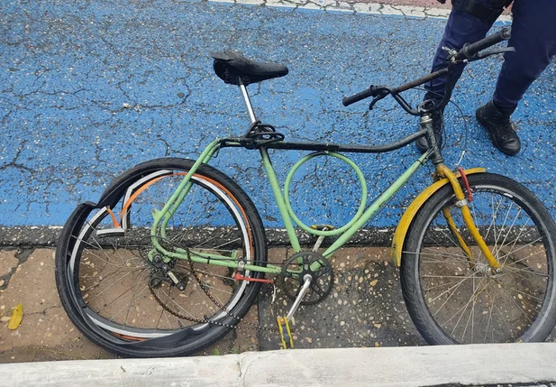 Bicicleta ficou danificada após colisão