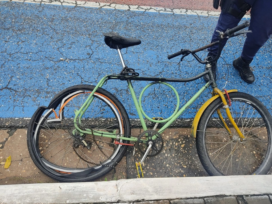 Bicicleta ficou danificada após colisão
