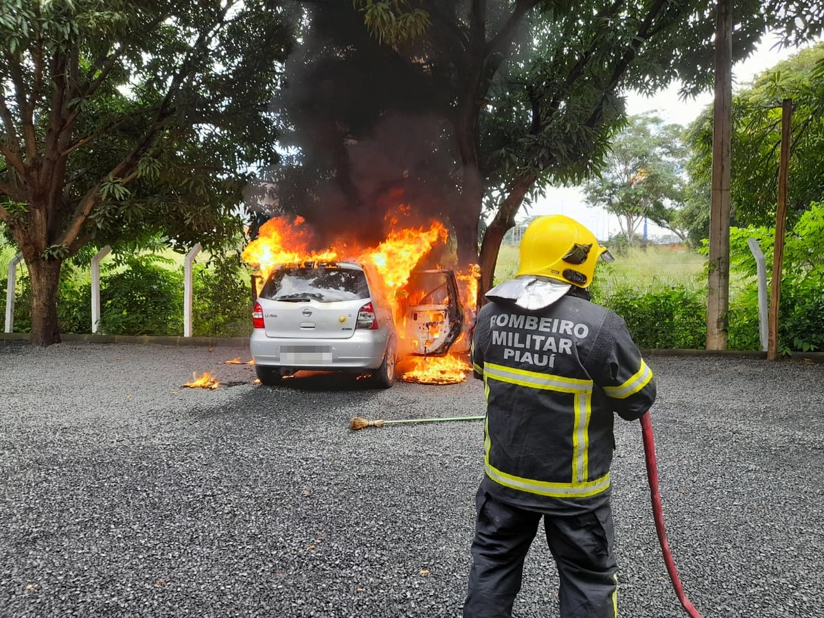 Bombeiros combateram o incêndio