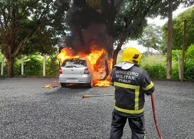 Bombeiros combateram o incêndio