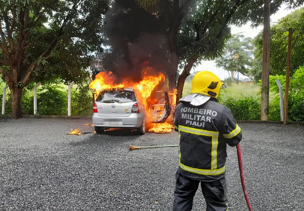 Bombeiros combateram o incêndio