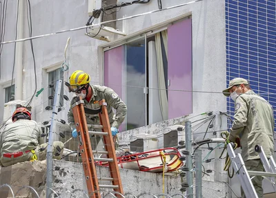 Bombeiros retiraram o corpo do local para remoção do IML