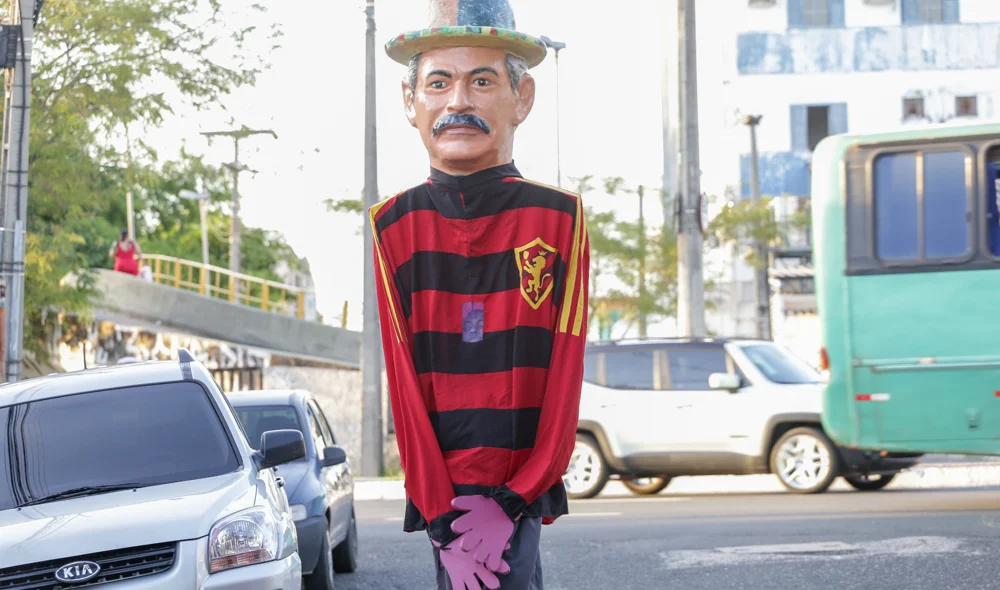 Boneco de Olinda em homenagem ao pai
