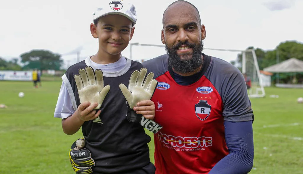 Bruno Fuso e o filho caçula Yan, que também quer ser goleiro