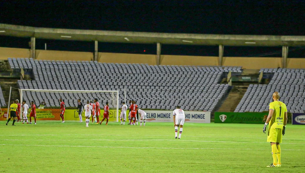 Bruno Fuso observa movimentação dos companheiros no campo do adversário