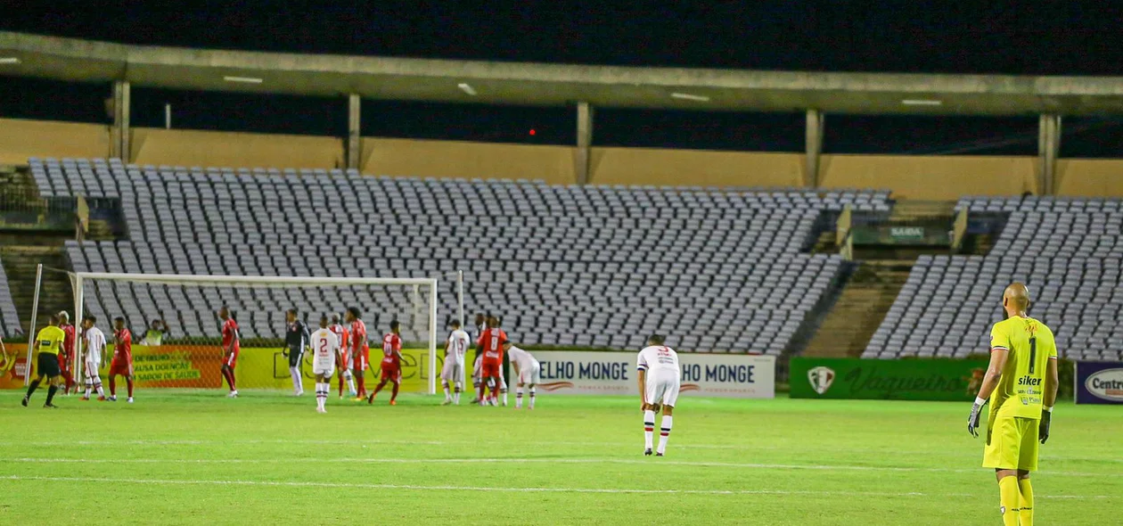 Bruno Fuso observa movimentação dos companheiros no campo do adversário