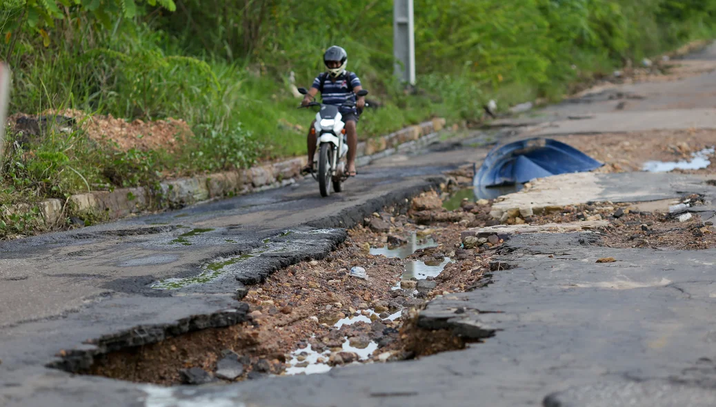 Buraco em avenida causa transtornos aos motociclistas