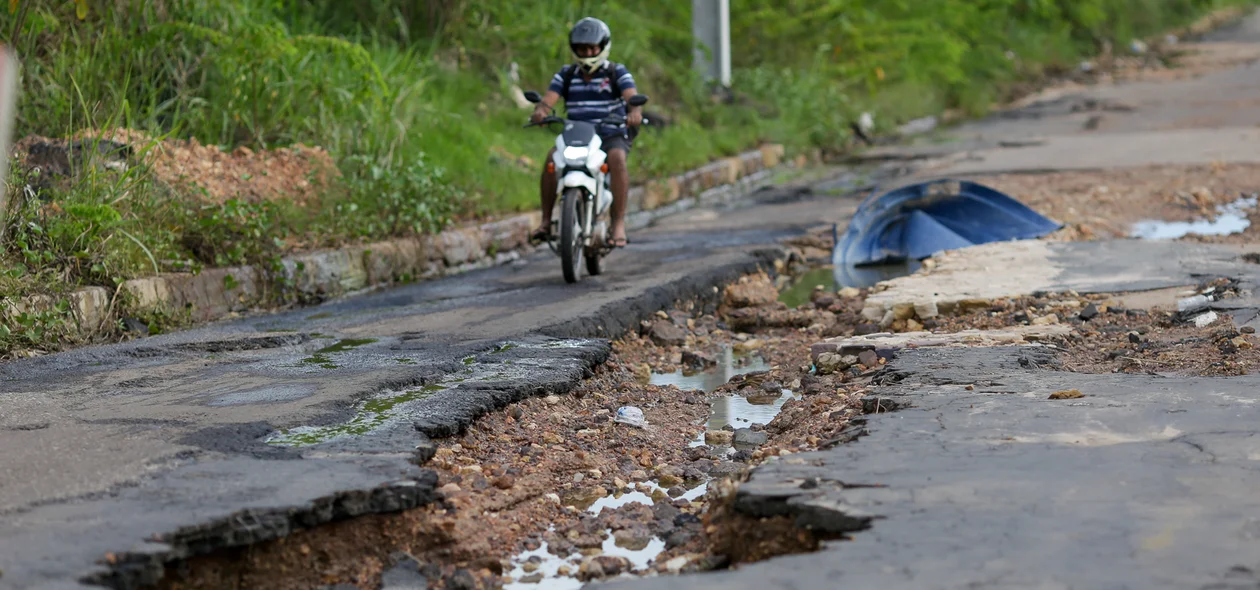 Buraco em avenida causa transtornos aos motociclistas