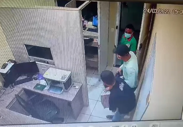 Câmera flagra ação de bandidos em assalto a loja na Nova Ceasa