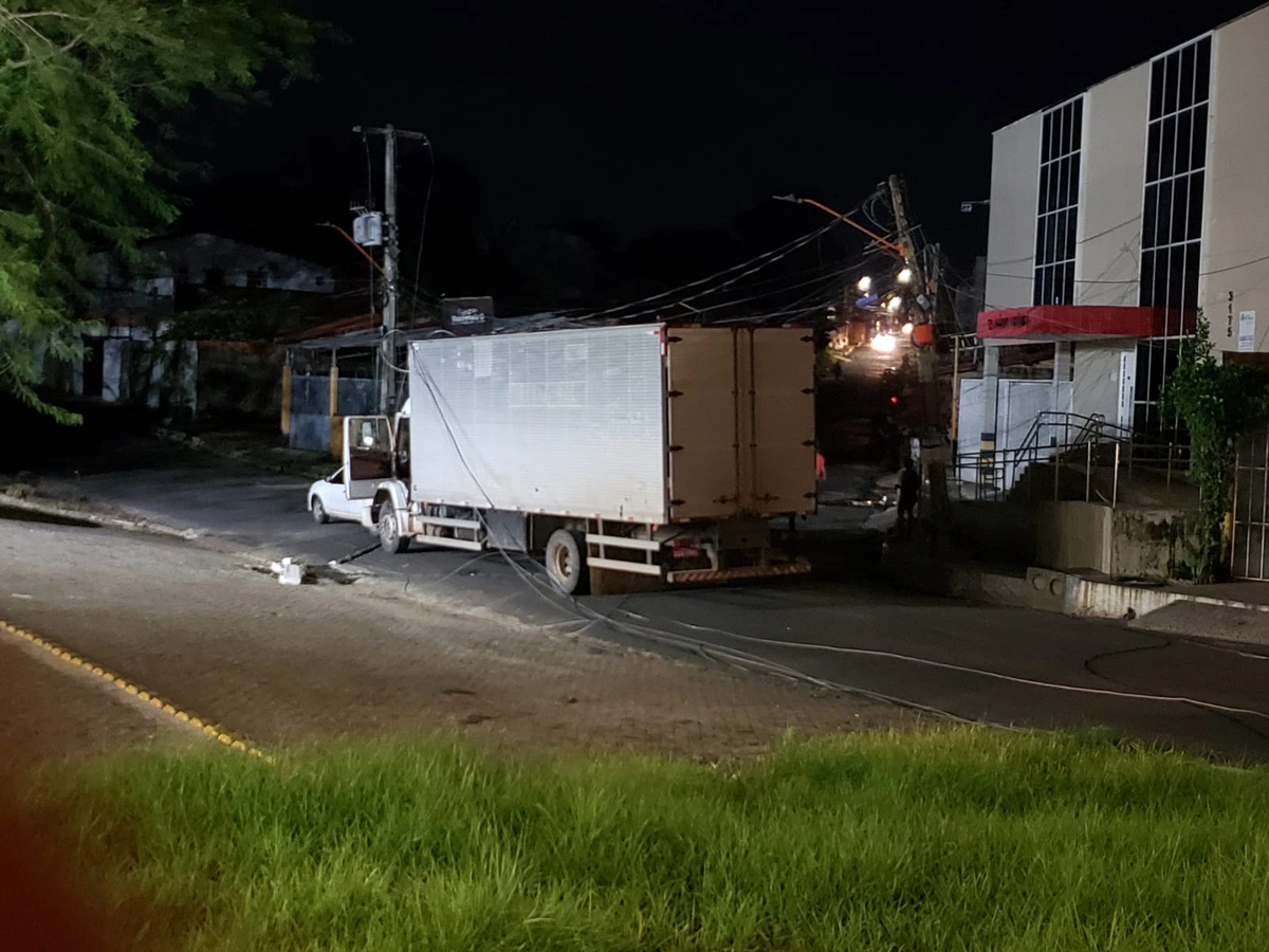 Caminhão que derrubou poste
