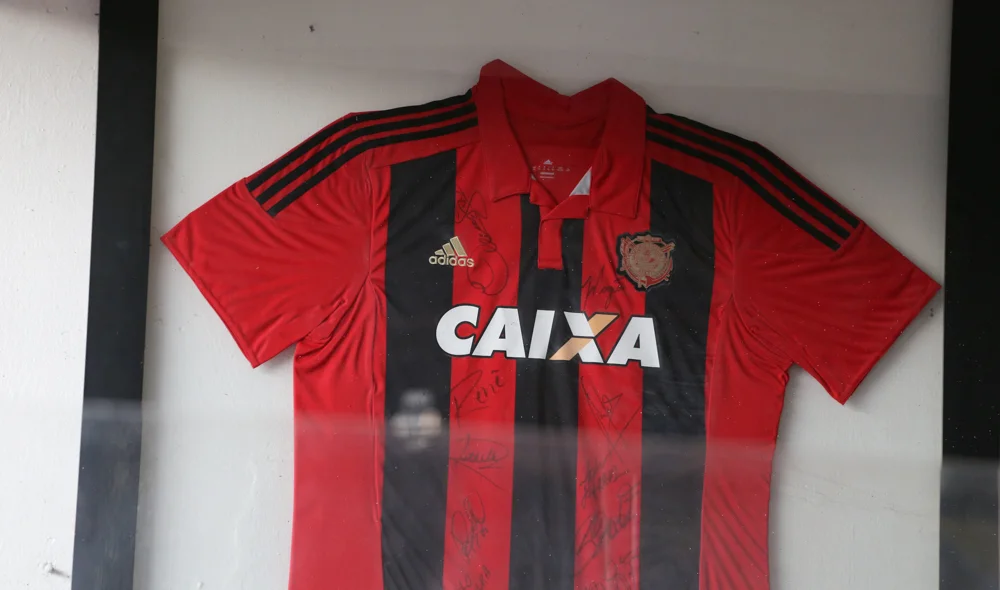 Camisa retrô do Sport autografada pelos jogadores