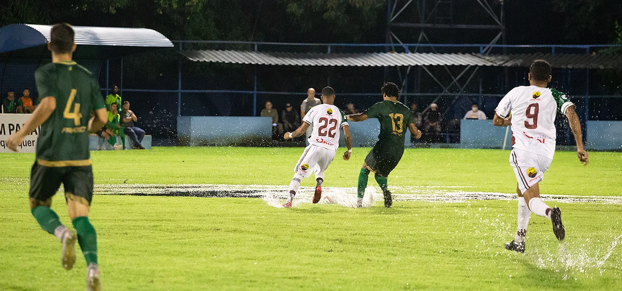 Campo de futebol alagado