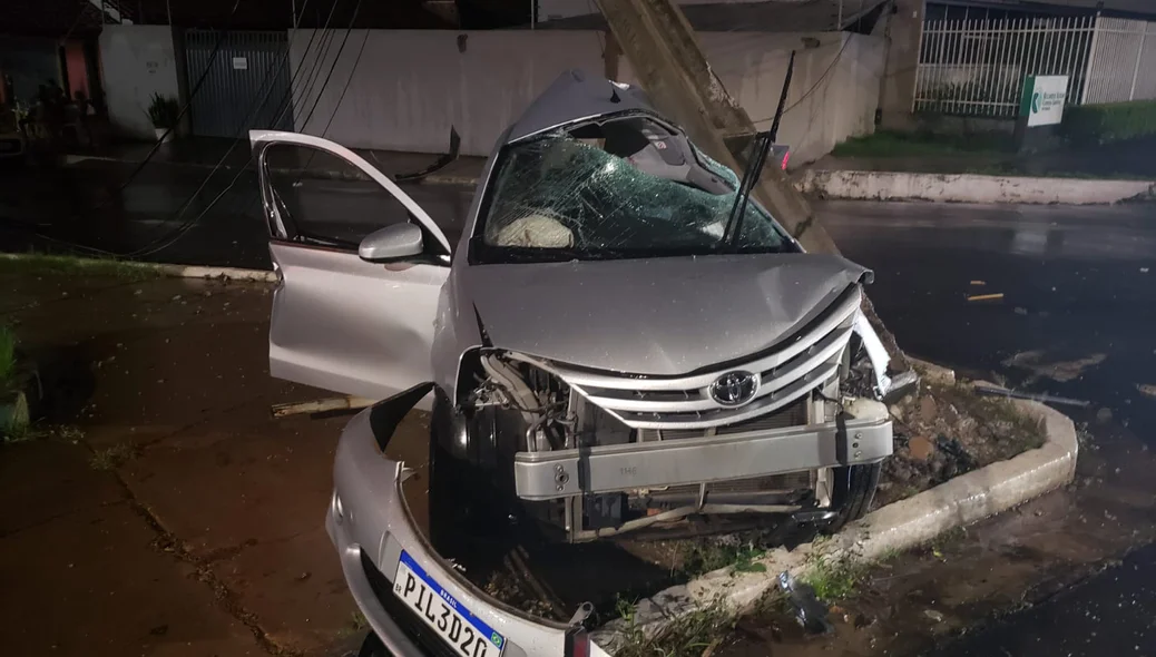 Carro ficou destruído