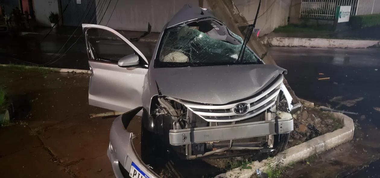Carro ficou destruído