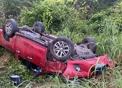 Carro ficou destruído