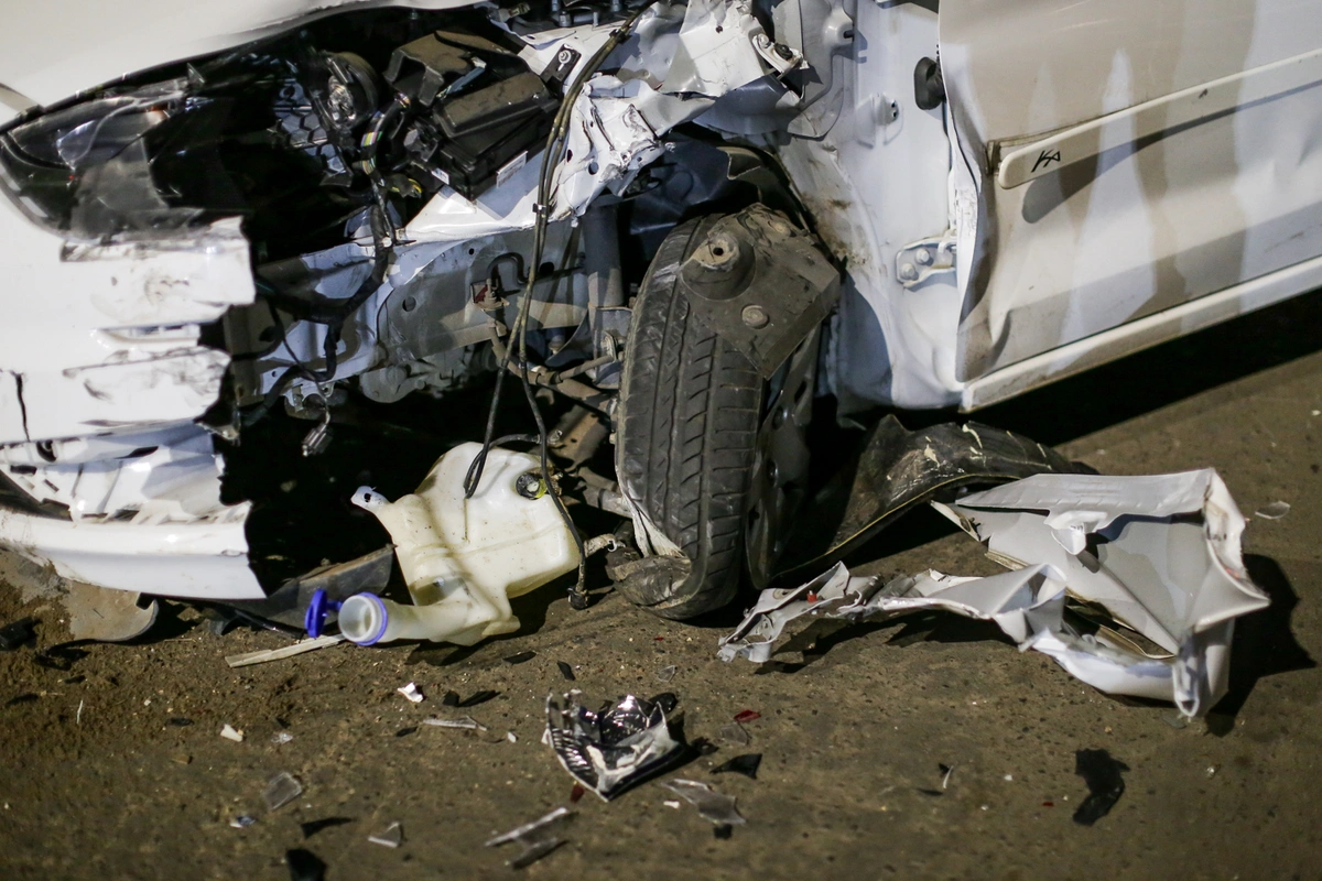 Carro ficou destruído