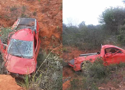 Carro ficou destruído