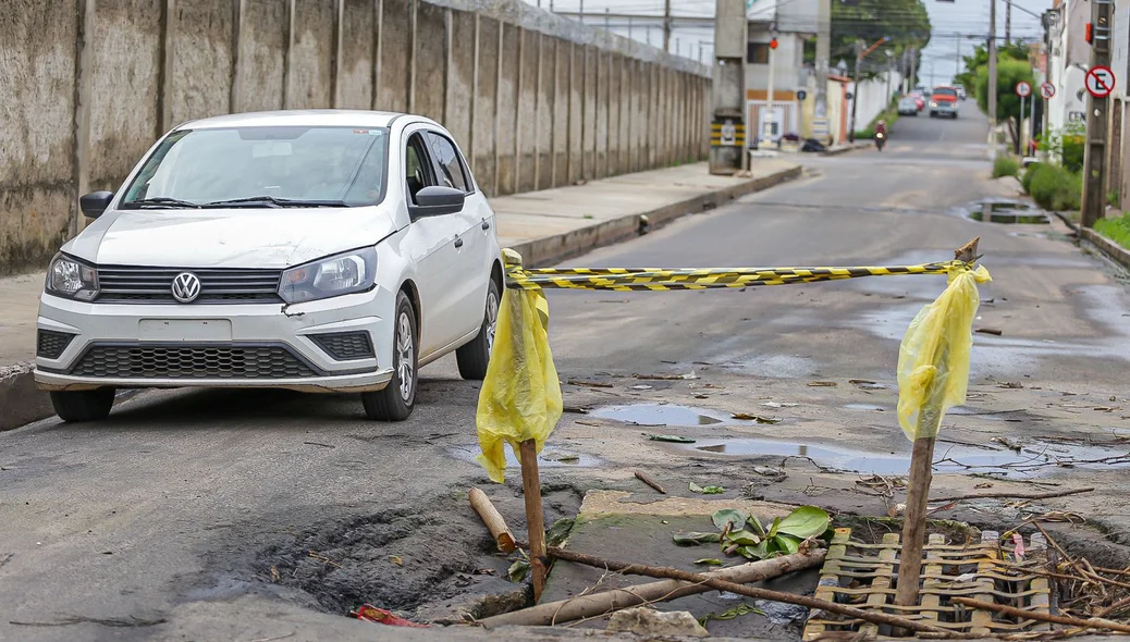 Carro passa com dificuldade pelo local