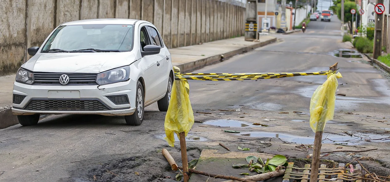 Carro passa com dificuldade pelo local