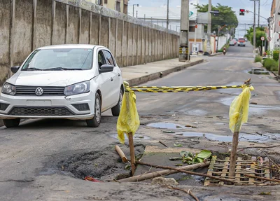 Carro passa com dificuldade pelo local