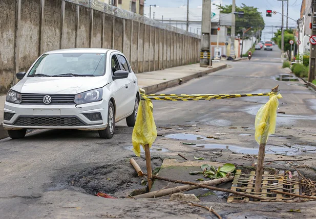 Carro passa com dificuldade pelo local