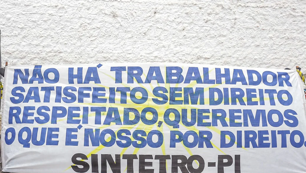 Cartaz reivindicando melhorias