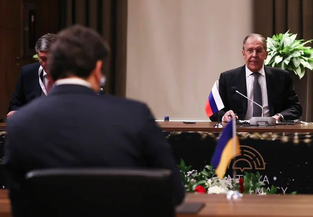 Chanceler da Rússia, Serguei Lavrov, e seu homólogo ucraniano, Dmitri Kuleba