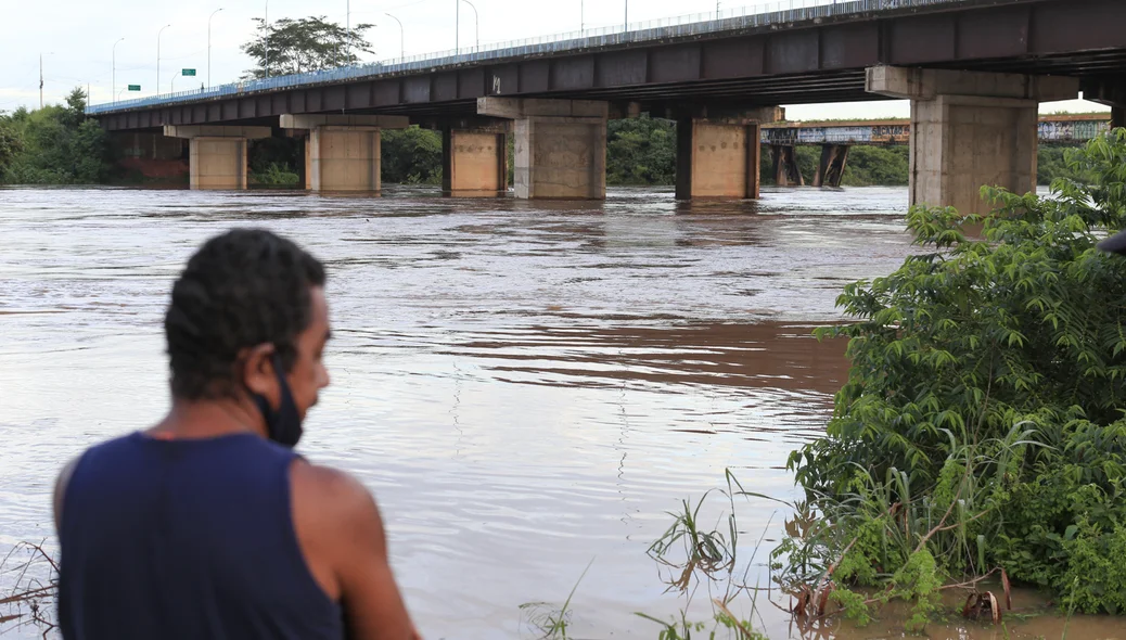 Cidadão olhando para o rio