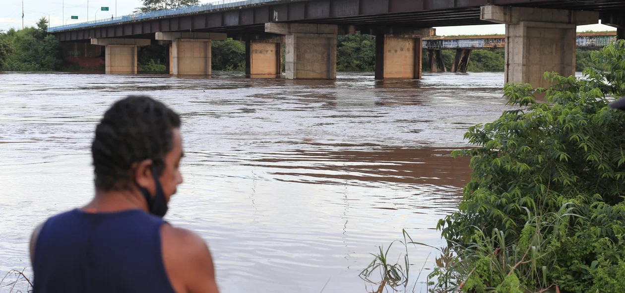 Cidadão olhando para o rio