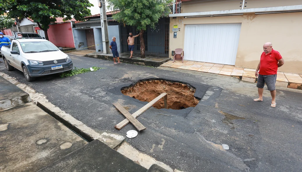 Cratera assusta moradores do bairro Dirceu