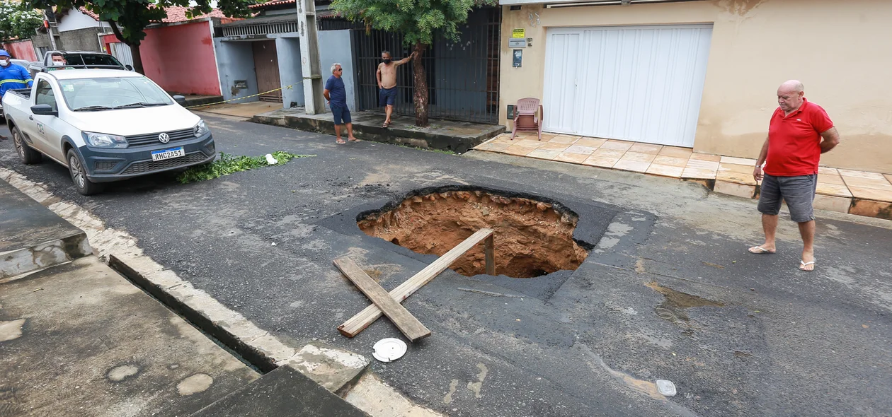 Cratera assusta moradores do bairro Dirceu