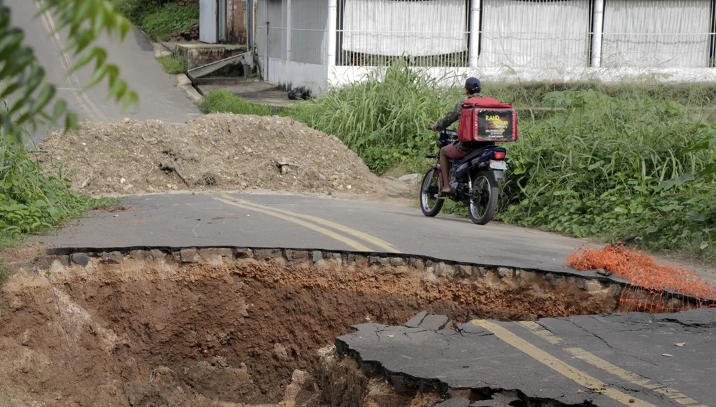 Cratera destruiu rua importante do bairro