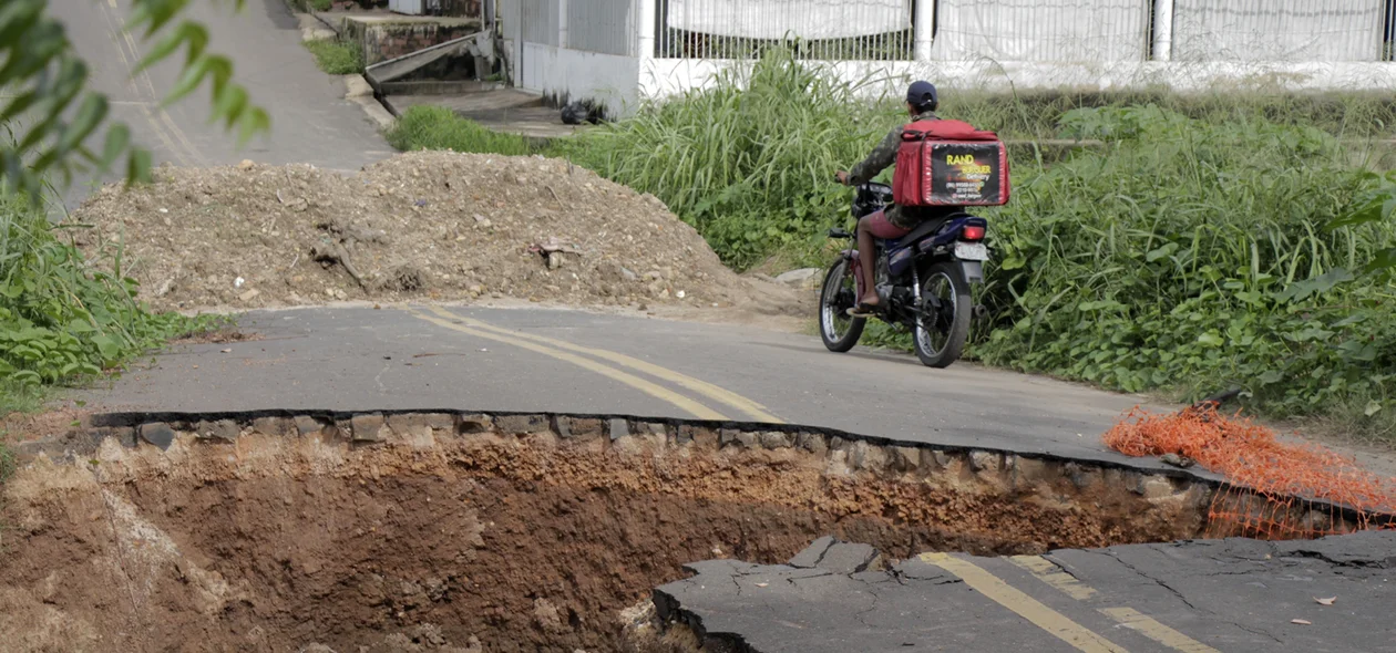 Cratera destruiu rua importante do bairro