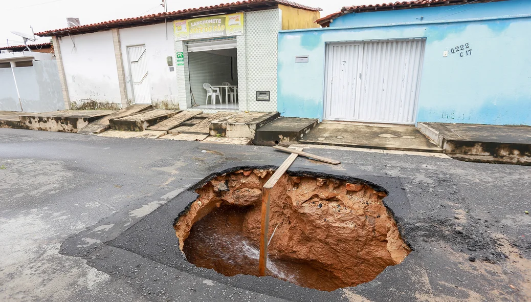 Cratera na frente da casa dos moradores