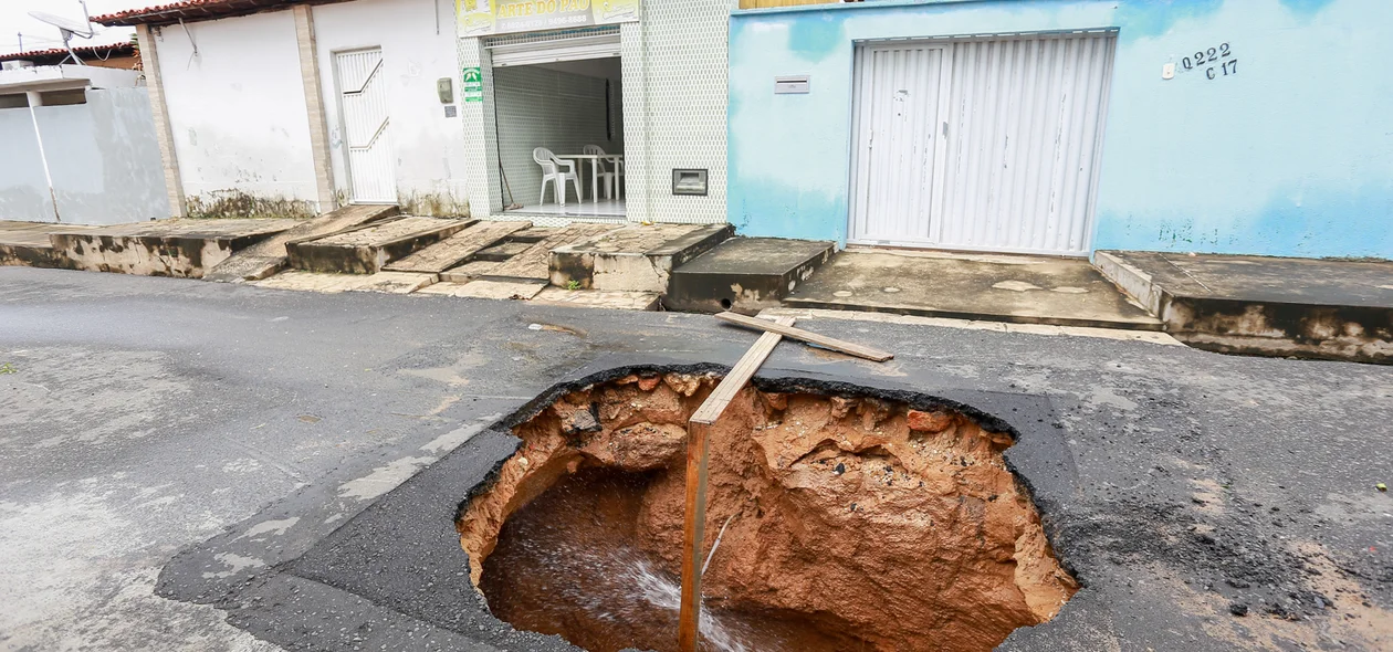 Cratera na frente da casa dos moradores