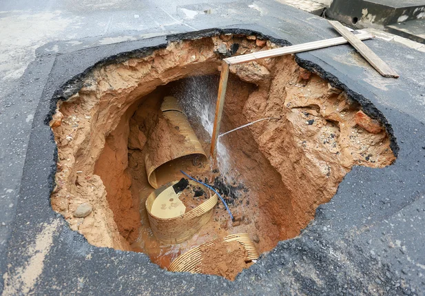 Cratera no bairro Dirceu
