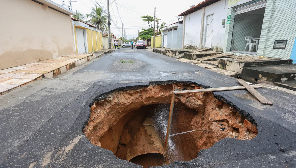 Cratera preocupa moradores da rua