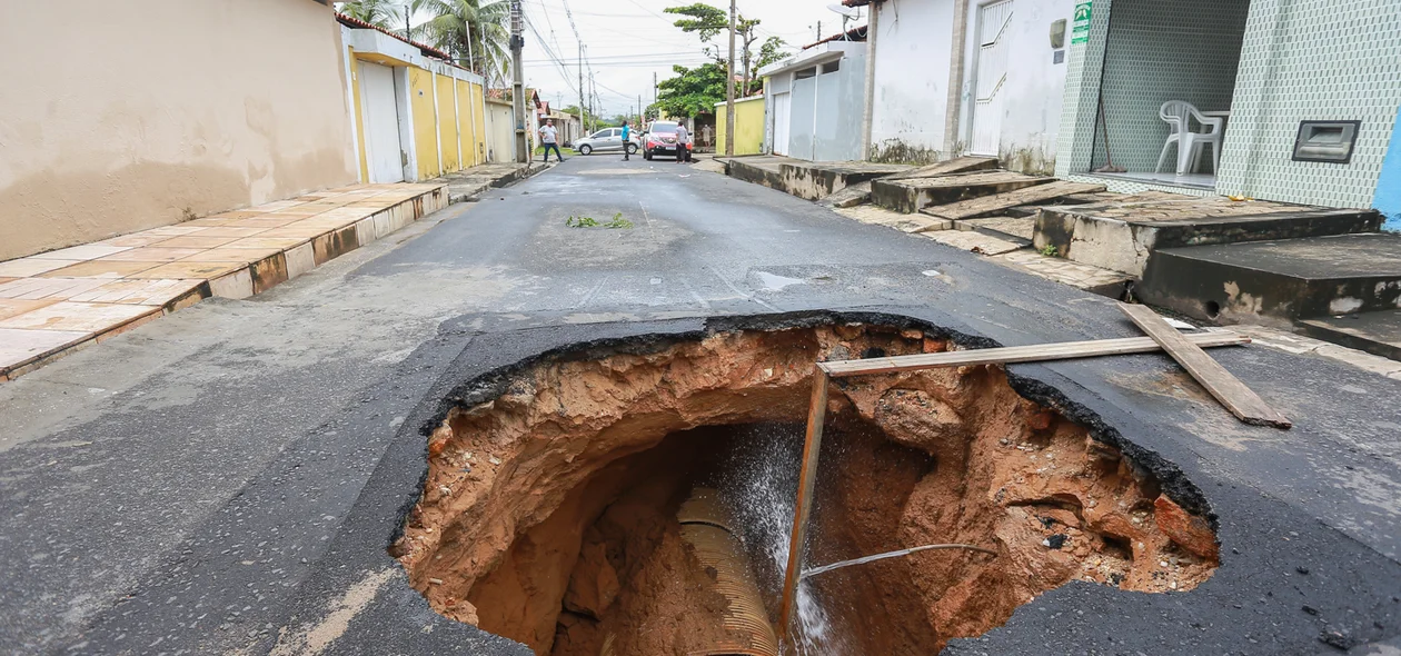 Cratera preocupa moradores da rua