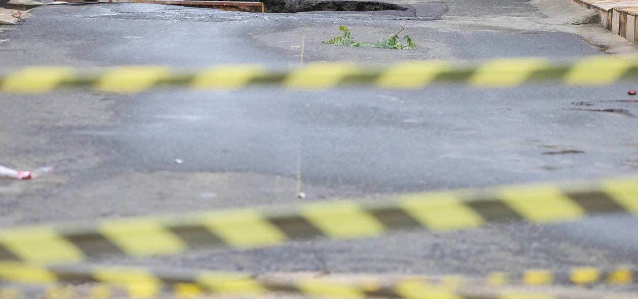 Cratera se abre e rua é isolada