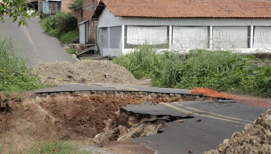 Cratera se abre na zona Leste de Teresina