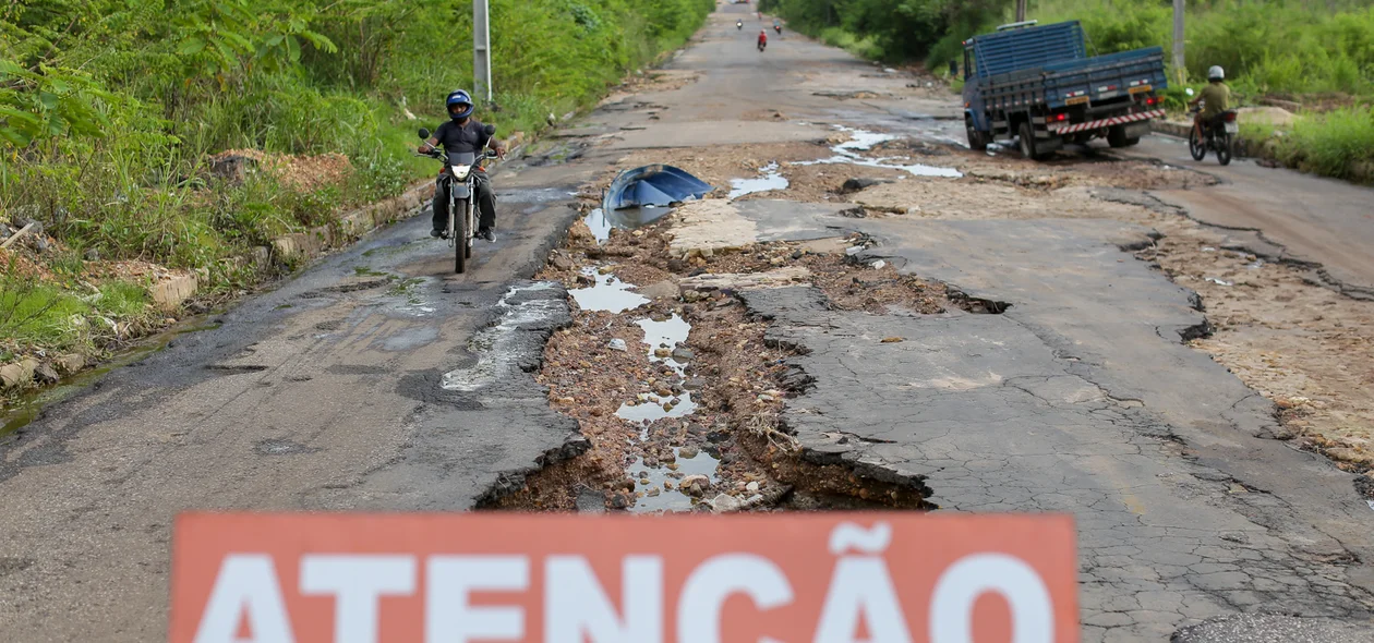 Cratera se formando no local