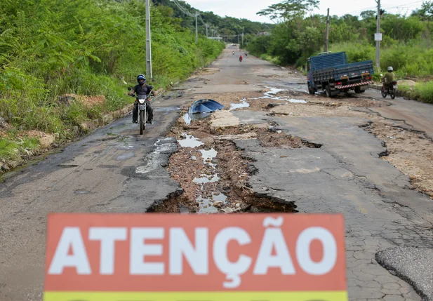 Cratera se formando no local