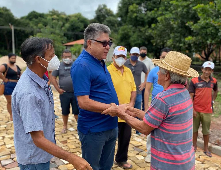 Deputado cumprimentado pelos moradores do Soturno III
