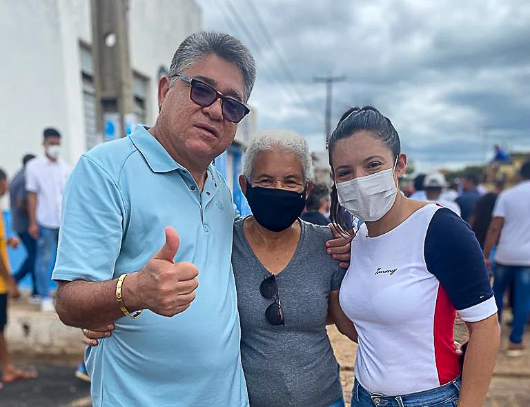 Deputado João Mádison sendo abraço dos moradores de Socorro do Piauí