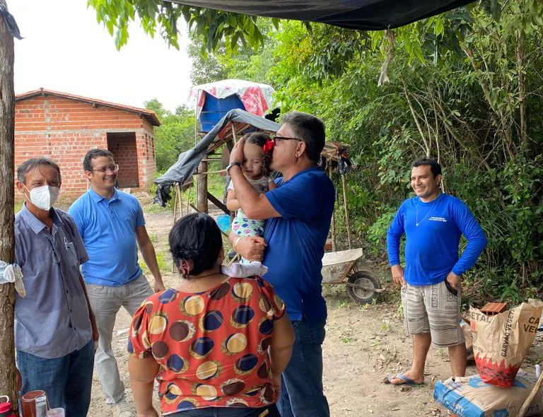 Deputado João Mádison visita obras de calçamento em Teresina