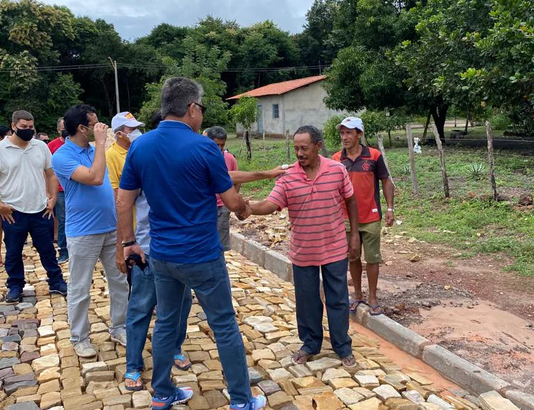Deputado João Mádison visita obras de calçamento no Povoado Soturno III