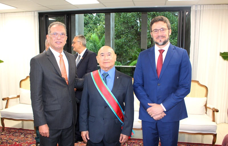 Desembargador Oliveira recebe medalha
