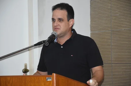 Diego Teixeira anuncia piso de R$ 1.750 para agentes de saúde